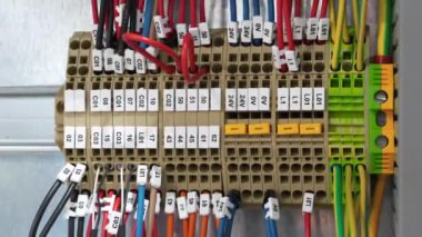 Terminal blokları elektrik dolabında. Endüstriyel elektrik donanımı ve elektrik tesisatı. Elektrik bağlantısı için terminal blokları, etiketli ekipmanlı bir montajda elektrik paneli. Kablo bağlantısı