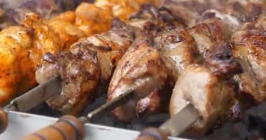 Şiş kebap ızgarada ızgara. Et, ızgarada sıcak kömürde pişirilir. Kızartma için şişte döner. Lezzetli sıcak et