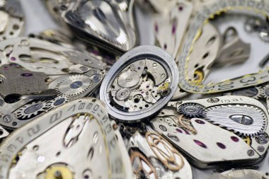 Saat mekanizması ayrıntıları ve parçalar, makro çekimler. Vitesi ve dişlisi olan eski mekanik saatler. Saat ya da saat mekanizması, yakın çekim. Zaman bozulması