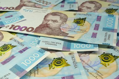 Banknotlar 1000 Hryvnia. Mavi sarı renkli gerçek Ukrayna kağıt parası. Bir mezhebe ait Ukrayna banknotları