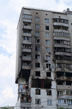 Gaz sızıntısı ve patlama sonucu birkaç apartman dairesi yıkıldı.
