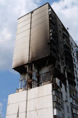 Gaz sızıntısı ve patlama sonucu birkaç apartman dairesi yıkıldı.