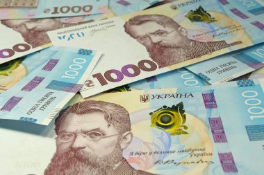 Mavi sarı renkli gerçek Ukrayna kağıt parası. Banknotlar 1000 Hryvnia. Bir mezhebe ait Ukrayna banknotları