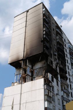 Gaz sızıntısı ve patlama sonucu birkaç apartman dairesi yıkıldı.