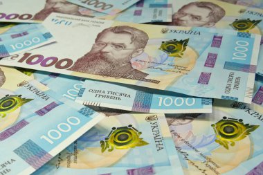 Bir mezhebe ait Ukrayna banknotları. Banknotlar 1000 Hryvnia. Mavi sarı renkli gerçek Ukrayna kağıt parası. Uluslararası para birimi. Para politikası. Genel ticaret