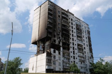 Gaz sızıntısı ve patlama sonucu birkaç apartman dairesi yıkıldı.
