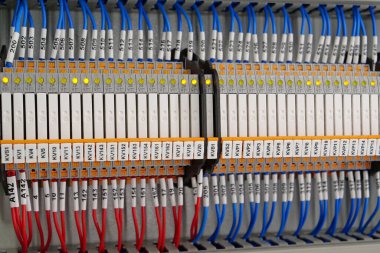 Terminal blokları elektrik dolabında. Endüstriyel elektrik donanımı ve elektrik tesisatı. Elektrik bağlantısı için terminal blokları, sayı etiketi ekipmanlı bir montajda elektrik paneli