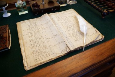 KYIV, UKRAINE, FEBRUARY 27 Şubat 2024: Eski tarif kitabı ve Ukrayna 'nın Kyiv kentindeki eski eczanede yazmak için kullanılan beyaz tüy kalem