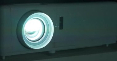 Çalışan film projektörü. Sinema salonundaki toz, ışık huzmesinde görülebilir. Projektör çalışıyor. Sinema 4K 60fps video