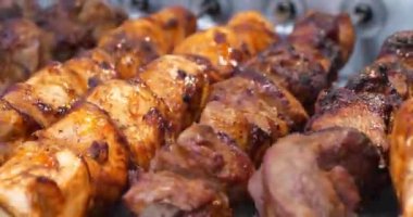 Şişte ızgara et. Şiş kebap ızgarada ızgara. Sıcak, lezzetli şiş kebap. Et, ızgarada sıcak kömürde pişirilir. Kızartma için şişte döner. Sinema 4K 60fps video