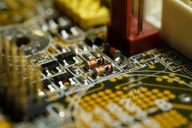 Elektronik bileşenleri, çipleri, dirençleri, bağlantıları olan bilgisayar mikro devresi 4