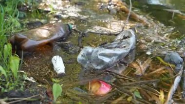 Göl kıyısındaki plastik ve diğer çöpler.