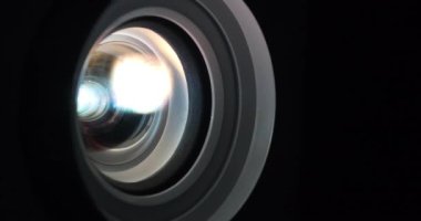 Çalışan bir projektörün lensi. Sinema 4K 60fps yakınlaştırma videosu