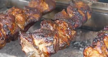 Sağlıksız yiyecekler. Yanmış kuru kebaplar. Siyah kabuklu et, otomatik tükürüklerle döner. Kanserojen ve kötü kolesterollü yanmış et.