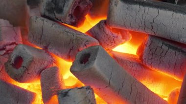 Barbekü için yanan yakıt briketleri, 4K Yavaş Hareket Bir dakika rahatla video