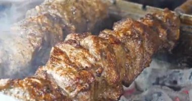Büyük et parçalarıyla hazırlanmış shashliks