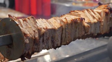 Slow Motion Meat, ızgarada ya da kömür brazier 'da kızgın kömürde pişirilir ve şişte kızartılmak üzere döner.