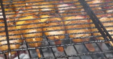 Kömür mangalında patates kızartması. Patatesler ızgarada sıcak kömürde pişirilir.