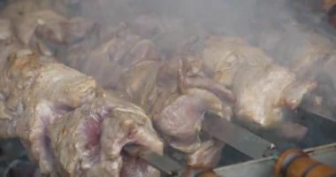 Baharatlı taze marine edilmiş et tükürükler üzerinde döner. Şiş kebap ızgarada ızgara. Et, mangalda sıcak kömürde pişirilir, şiş şişte kızarır.