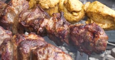 Şiş kebap ızgarada ızgara. İştah açıcı sıcak kebaplar. Mangalda kömürde farklı et pişirilir, şiş şişte kızarır.