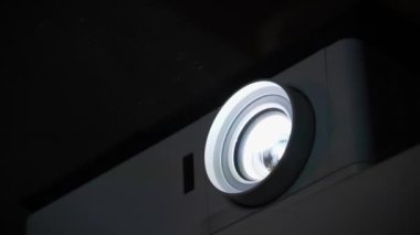 Ağır çekim. Projektör çalışıyor. Sinema salonundaki toz ışığın ışığında görünür.