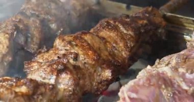 Yanmış kuru kebaplar. Sağlıksız yiyecekler. Siyah kabuklu et, otomatik tükürüklerle döner. Kanserojen ve kötü kolesterollü yanmış et. Abur cubur