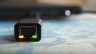Laptop 'a bağlı sarı ve yeşil LED kablo adaptörü