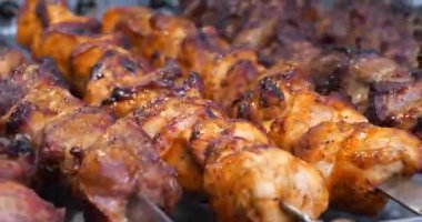 Sıcak kebap. Farklı etler ızgarada sıcak kömürde pişirilir, kızartılmak için şişler üzerinde döner. Şiş kebap ızgarada ızgara