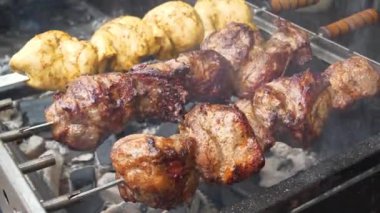 Üç farklı kebap tükürükler üzerinde dönüyor.