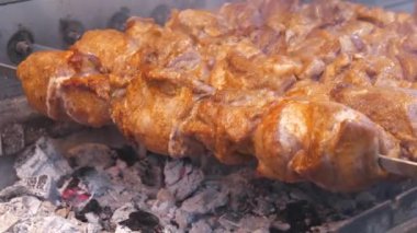 Slow Motion Meat barbeküde sıcak kömürde pişirilir, kızartılmak için şişler üzerinde döner. Lezzetli sıcak kebaplar. Şiş kebap ızgarada kızarır