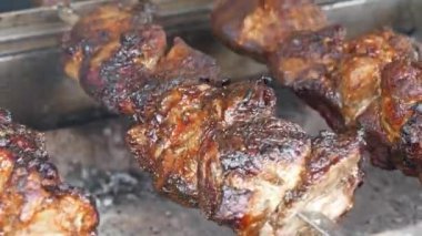 Sağlıksız yiyecekler. Yanmış kuru kebaplar. Siyah kabuklu et, otomatik tükürüklerle döner. Kanserojen ve kötü kolesterollü yanmış et. Abur cubur