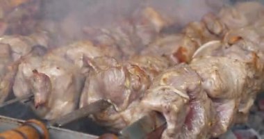 Baharatlı marine edilmiş et tükürükler üzerinde döner. Şiş kebap. Et, ızgarada sıcak kömürde pişirilir. Kızartma için şişte döner. Şiş kebap ızgarada kızarır