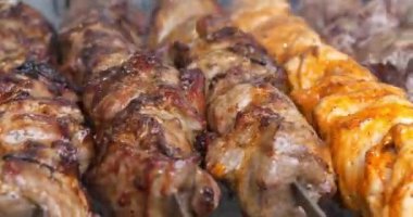 Lezzetli sıcak kebaplar. Şiş kebap ızgarada kızarır. Et, ızgarada sıcak kömürde pişirilir, kızartılmak için şişte döner. Sıcak kömürden çıkan duman