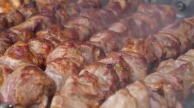Et, ızgarada sıcak kömürde pişirilir. Kızartma için şişte döner. Lezzetli sıcak kebaplar. Şiş kebap ızgarada kızarır