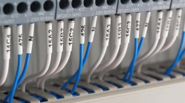 Terminal blokları elektrik dolabında. Endüstriyel elektrik donanımı ve elektrik tesisatı. Elektrik bağlantısı için terminal blokları, sayı etiketi ekipmanlı bir montajda elektrik paneli