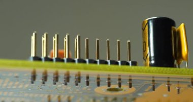 Elektronik bileşenleri, dirençleri ve bağlantı terminalleri olan bilgisayar mikro devresi, yakın çekim