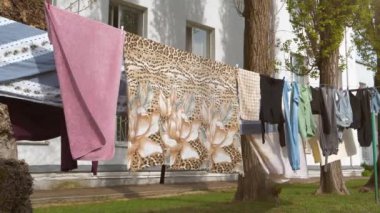 Eve yakın rüzgarda çamaşır kurutma, Slow Motion video