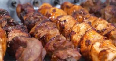 Yanmış kuru kebaplar. Abur cubur. Siyah kabuklu et, otomatik tükürüklerle döner. Kanserojen ve kötü kolesterollü yanmış et. Sağlıksız yiyecekler