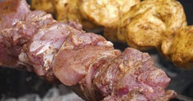Baharatlı et ve salamura edilmiş et. Şiş kebap ızgarada kızarır. Et, mangalda sıcak kömürde pişirilir, şişte kızartılmak üzere döner.