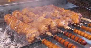 Şiş kebap ızgarada kızarır. Et, mangalda ya da mangalda kızgın kömürde pişirilir, kızartılmak için şişte döner.