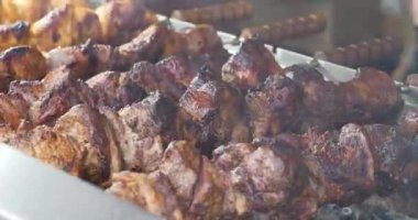 Yanmış kuru kebaplar. Siyah kabuklu et, otomatik tükürüklerle döner. Sağlıksız yiyecekler. Kanserojen ve kötü kolesterollü yanmış et. Abur cubur
