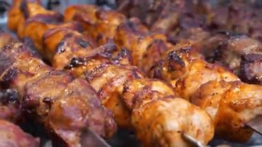 Et, ızgarada sıcak kömürde pişirilir. Kızartma için şişte döner. Lezzetli sıcak kebaplar. Şiş kebap ızgarada kızarır