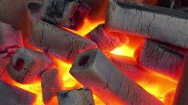Şömine, soba ya da kazan için yanan yakıt briketleri
