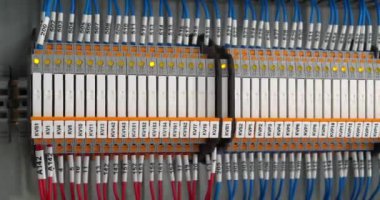 Terminal blokları elektrik dolabında. Endüstriyel elektrik donanımı ve elektrik tesisatı. Elektrik bağlantısı için terminal blokları, sayı etiketi ekipmanlı bir montajda elektrik paneli