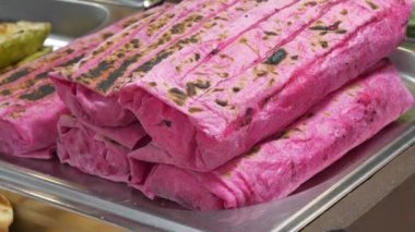 Kırmızı hamurlu hazır shawarma.