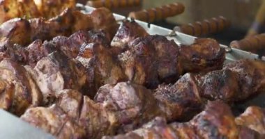 Yanmış kuru kebaplar. Abur cubur. Siyah kabuklu et, otomatik tükürüklerle döner. Kanserojen ve kötü kolesterollü yanmış et. Sağlıksız yiyecekler