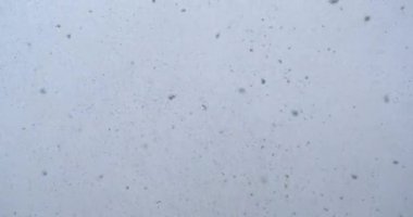 Şiddetli kar yağışı. Kar büyük taneler halinde yağıyor. Sinema 4K Slow Motion bir dakika rahatlama videosu
