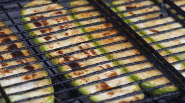 Sebze iliği ateşte kızartılır. Kabak barbeküde boydan boya kavurulmuş.