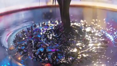 Yukarıdan ve aşağıdan güçlü neodim mıknatıslarının etkisi altında hareket eden yapışkan ferromanyetik sıvı. Ferromanyetik sıvı manyetik alanda inanılmaz çizimler yaratır.