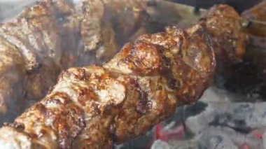 Barbeküde büyük, yağlı şiş kebap. Et ızgarada sıcak kömürde pişirilir. Yağlı, sağlıksız, kolesterollü kısmen yanmış et.